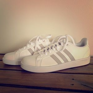 Adidas advantage cloudfoam striped shoe